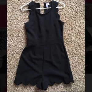 FRANCESCA’S BLACK SCALLOPED ROMPER ((LIKE NEW))